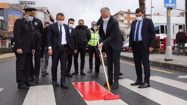 Çekmeköy’de yayalar için kırmızı çizgiler çekildi