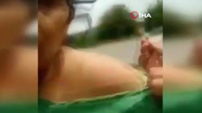 Yaşlı kadının kolları tutularak zorla aşı