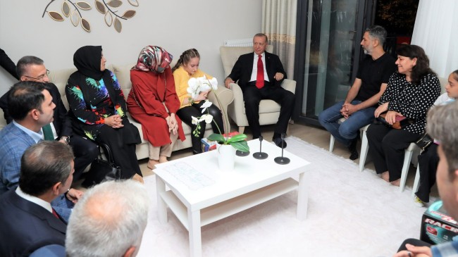 Erdoğan, kentsel dönüşüm projesinde hak sahibi bir ailenin evine konuk oldu