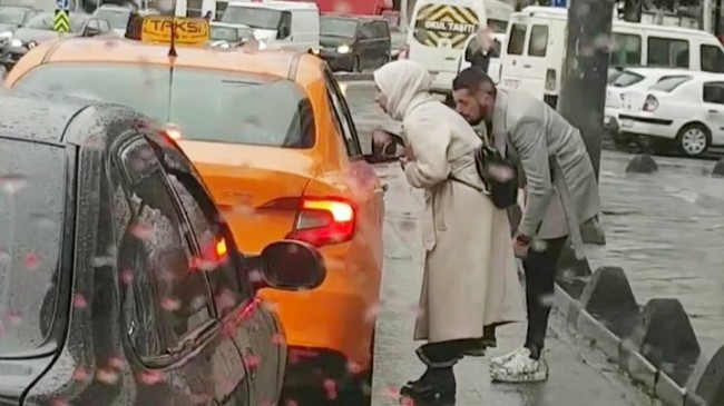 Yolcu ayrımı yapan taksici görüntülendi