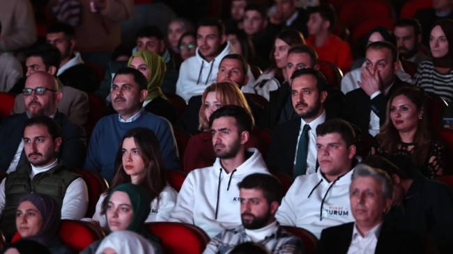 İBB Başkan Adayı Murat Kurum gençlerle “Aybüke: Öğretmen Oldum Ben” filmini izledi