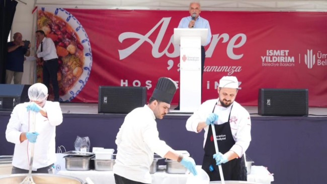 Ümraniye’de geleneksel aşure ikramı binlerce kişiyi buluşturdu