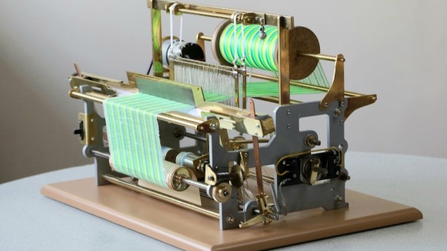 Küçük atölyesinde minyatür dokuma tezgahları yapıyor: Dünyadaki tek koleksiyonu oluşturdu