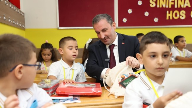 Sultanbeyli Belediyesi’nden okula yeni başlayan tüm öğrencilere ücretsiz kırtasiye seti