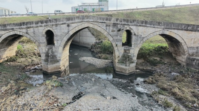 E-5’in yanında çukura terk edildi: 470 yıllık Haramidere Köprüsü içler acısı halde