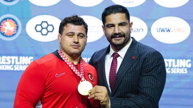 Rıza Kayaalp’ten altın madalya