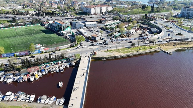 Küçükçekmece Gölü kırmızıya döndü