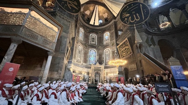 Ayasofya Camii’nde 15 Temmuz şehitleri için 253 hafız tarafından hatim duası okundu