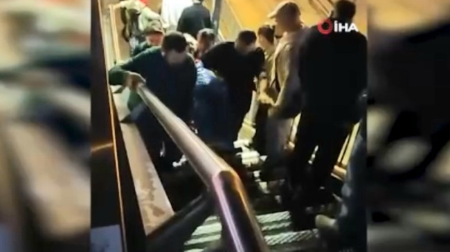 Metrobüs durağında çalışmayan asansör tepkisi: Engelli vatandaşı merdivenlerden taşıdılar