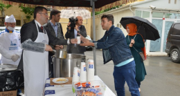 Hilmi Türkmen’in öğrencilere çorba ikramı