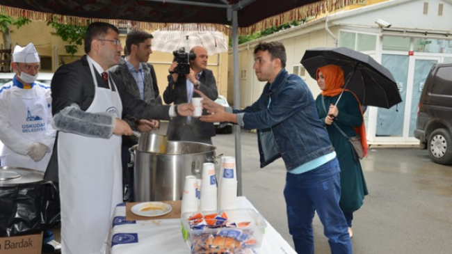 Hilmi Türkmen’in öğrencilere çorba ikramı