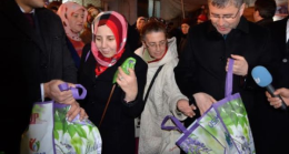 Hilmi Türkmen pazarda zembil dağıttı