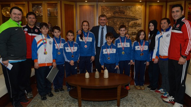 Üsküdar’ın şampiyon minik sporcularına birer kese altın