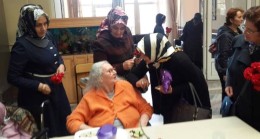 AK Kadınlardan yaşlılara anlamlı ziyaret