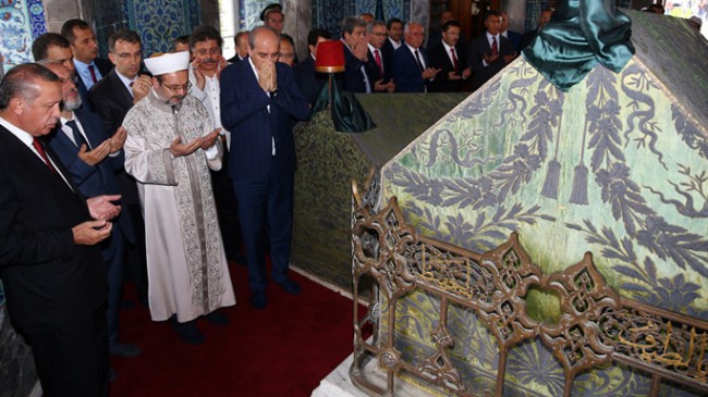 Cumhurbaşkanı Erdoğan, Eyüp Sultan Türbesi’ni açtı