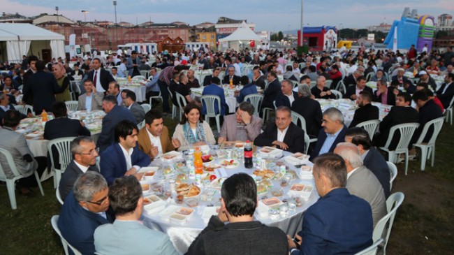 Başkan Poyraz, Çekmeköy’ü iftar sofrasında buluşturdu