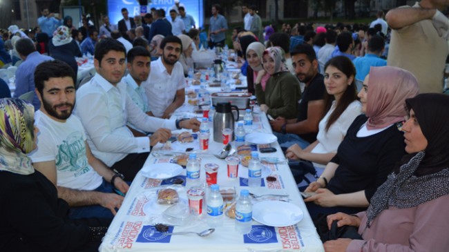Marmaralı öğrenciler iftar sofrasında buluştu