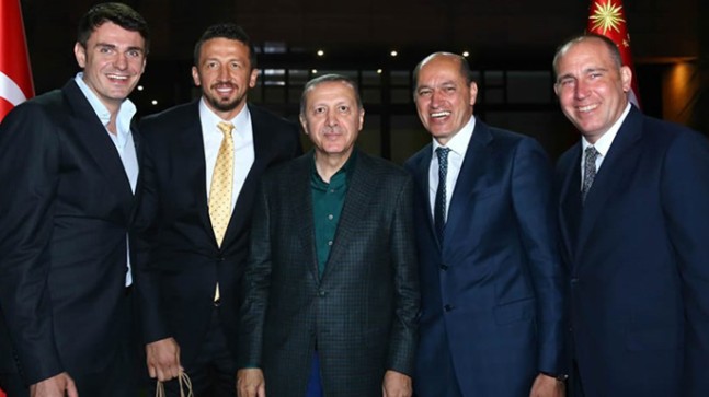 Cumhurbaşkanı Erdoğan sanatçı ve sporcularla iftar yaptı