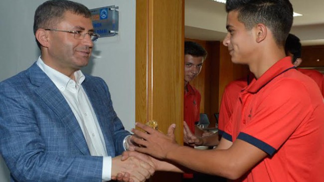 Başkan Türkmen, sporun ve sporcunun yanında