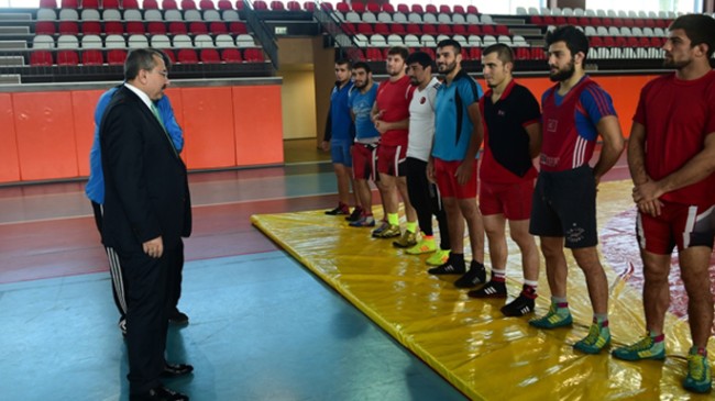 Başkan Erdem’den güreşçilere moral ziyareti