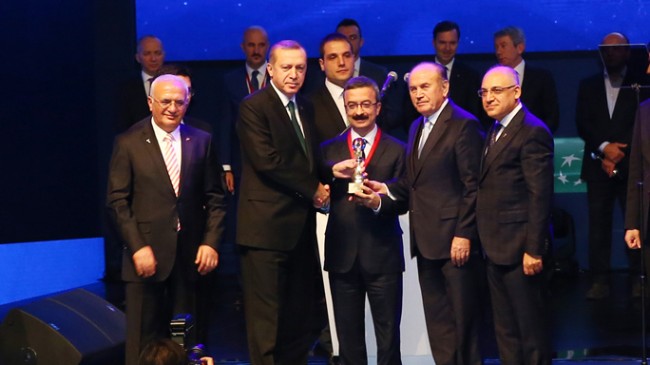 İETT’nin ödülünü Cumhurbaşkanı Erdoğan verdi