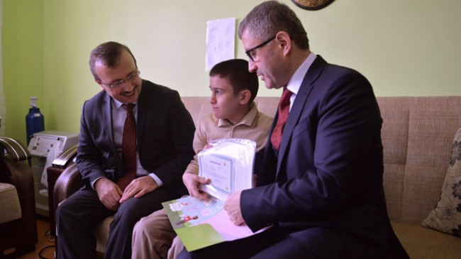 Başkan Türkmen’den engelli öğrenciye karne sürprizi