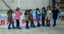 Suriyeli çocuklar Çekmeköy buz pateni pistinde