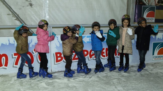 Suriyeli çocuklar Çekmeköy buz pateni pistinde