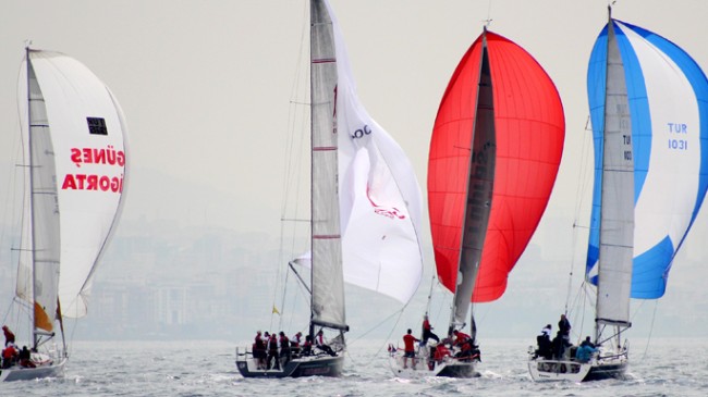 İstanbul’da yelkenlilerin nefes kesen mücadelesi