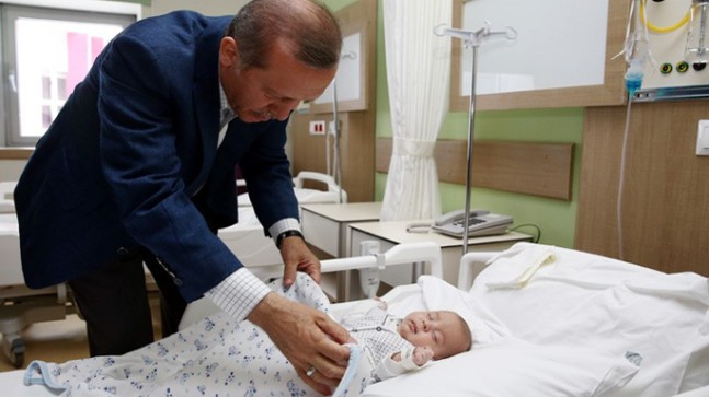 Erdoğan, hastane açılışında kucağına aldığı bebeği sevdi