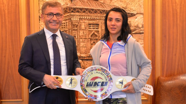Sabriye Şengül şampiyonluk kemerini Hilmi Türkmen’e getirdi