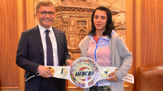 Sabriye Şengül şampiyonluk kemerini Hilmi Türkmen’e getirdi