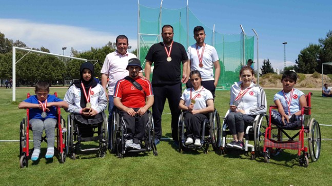 Bağcılar Belediyesi’nin engelli atletleri altın madalyalarla döndüler