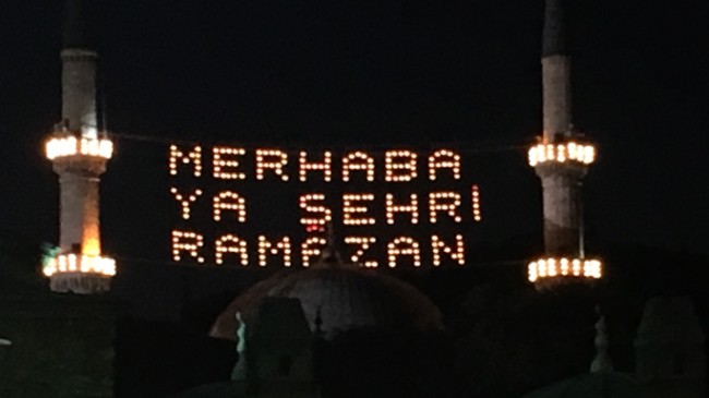 İstanbul’u mahyalar aydınlattı