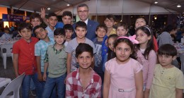 Hilmi Türkmen ilk oruç açan Üsküdarlı çocuklarla