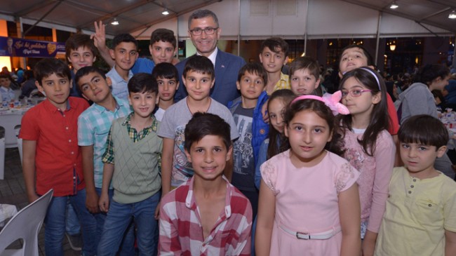 Hilmi Türkmen ilk oruç açan Üsküdarlı çocuklarla