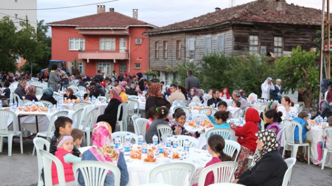 Çekemköy Belediyesi’nden Ömerli’de iftar sofrası