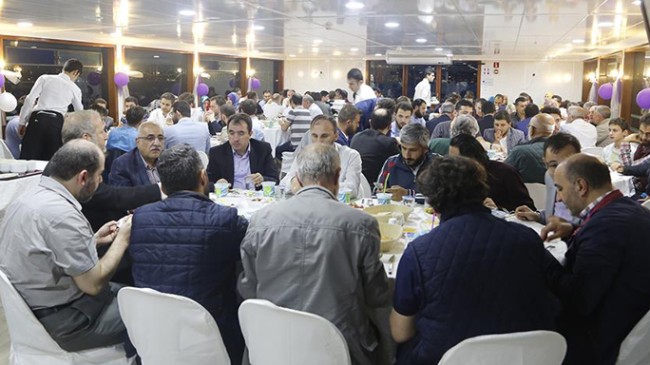 Esenler Belediye çalışanları boğazda iftar açtı