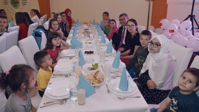 Hilmi Türkmen Bosnalı yetimlerle iftar sofrasında