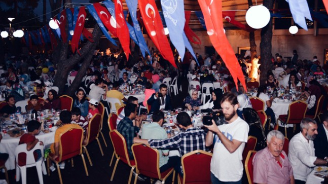 Hilmi Türkmen yetim çocuklarla sofrasını paylaştı