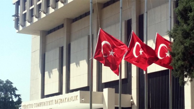 Türkiye’de bayraklar yarıya indirildi