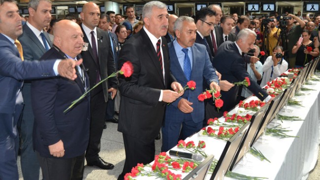 Terör saldırısında hayatını kaybeden havalimanı çalışanları için tören