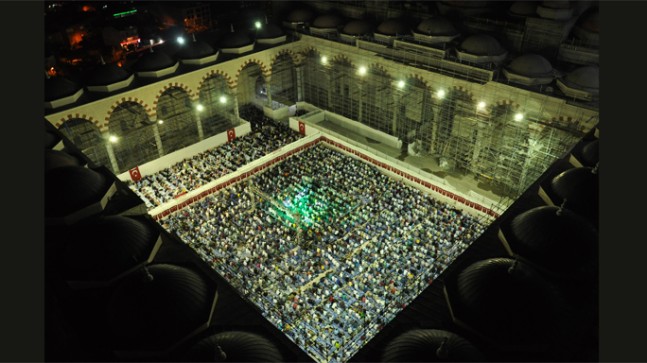 Kadir Gecesi’nde, Müslümanlar Çamlıca Camii’ne akın etti