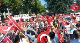 Türk milleti bayraklarıyla sokaklarda