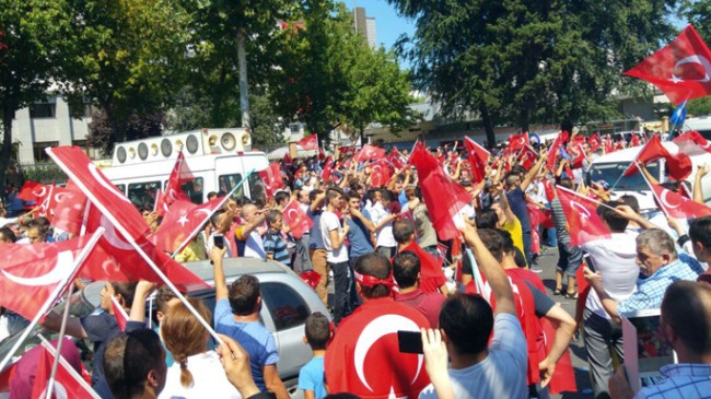 Türk milleti bayraklarıyla sokaklarda