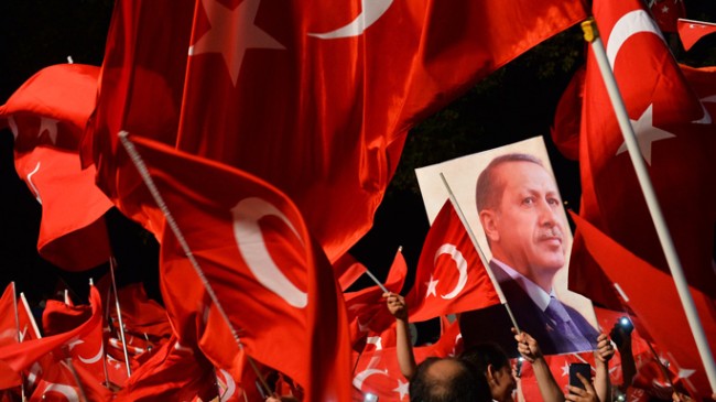 Şanlı Türk Bayrağı Kısıklı’da dalgalanıyor