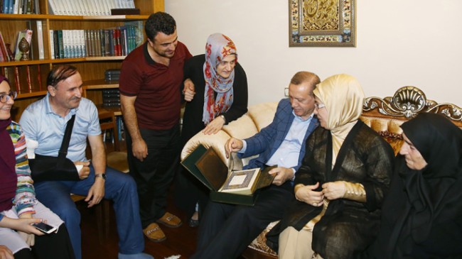 Cumhurbaşkanı Erdoğan, Şehitler için Kur’an okudu
