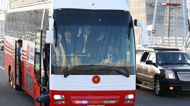 Cumhurbaşkanı Erdoğan, protokolle birlikte köprüden geçti