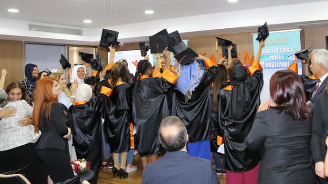 KADEM’in “Geleceğe İşbaşı” projesi ilk mezunlarını verdi