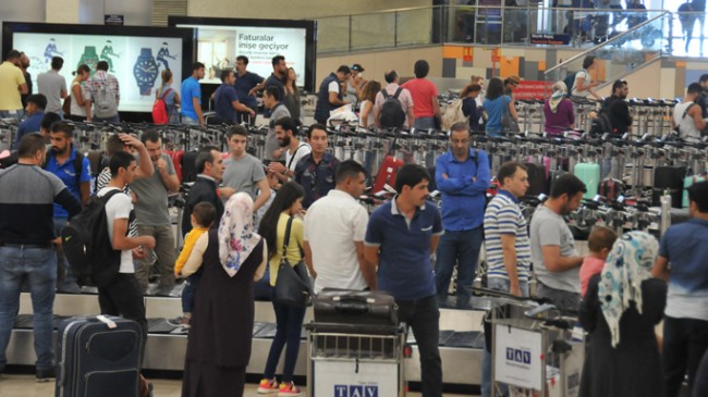 İstanbul’un havalimanlarında tatil dönüşü yoğunluğu